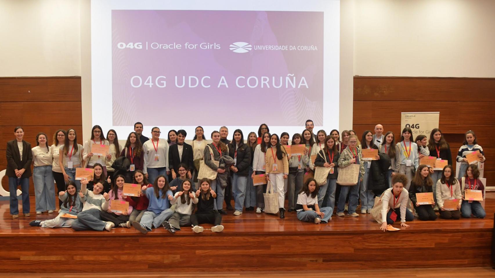 A Coruña reúne a 160 niñas para aprender sobre bases de datos y carreras STEM