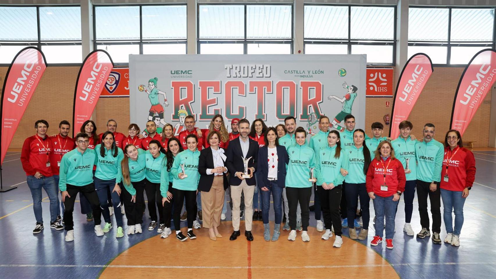 El rector de la UEMC, David García, con parte de la delegación y deportistas de la Universidad, en la entrega de premios.