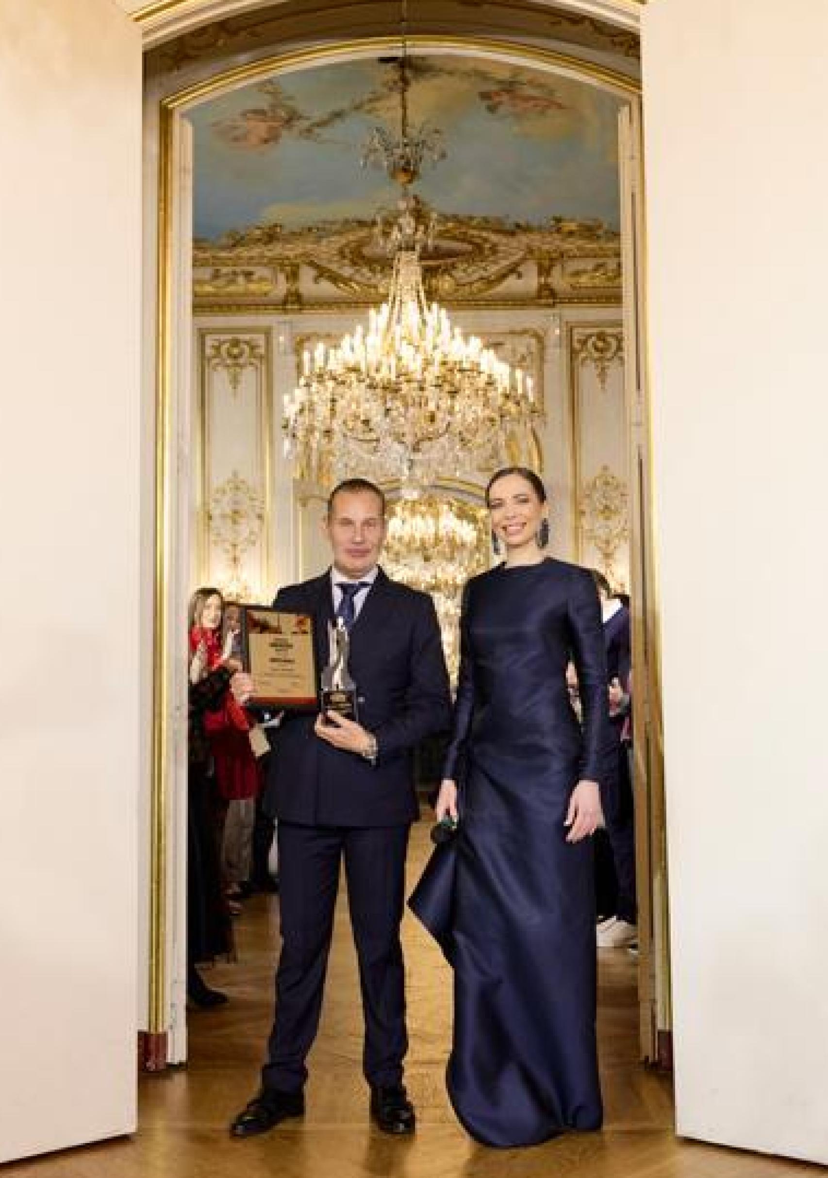 Urquizar posa con el premio recibido.
