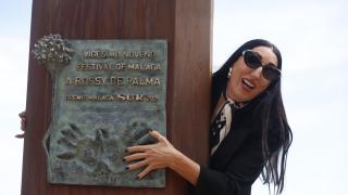 Rossy de Palma, abrazada a su monolito.