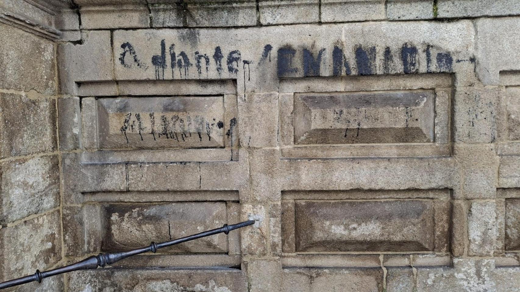 intada en la fachada del monasterio de Celanova de las Mocidades Galeguistas, a 6 de marzo de 2026