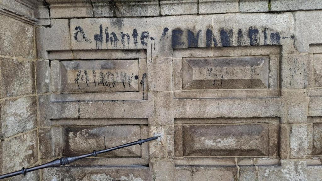 Pintada en la fachada del monasterio de Celanova de las Mocidades Galeguistas, a 6 de marzo de 2026