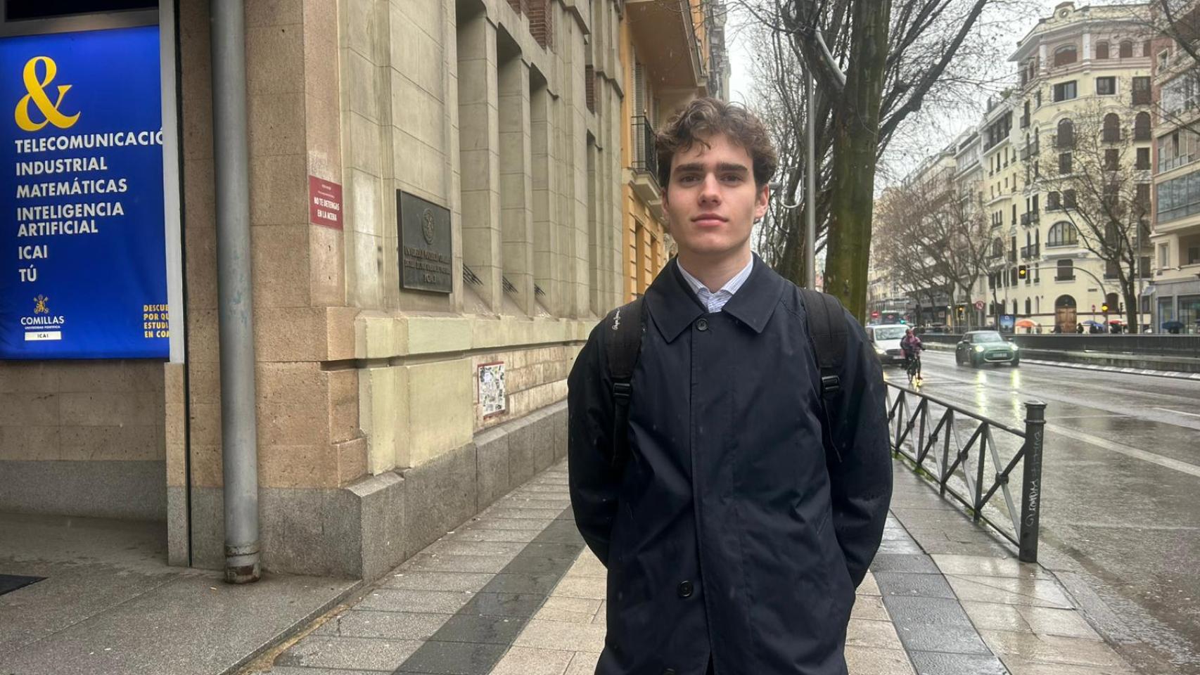 Roberto, un joven en la puerta de la Universidad Pontificia de Comillas en Madrid.