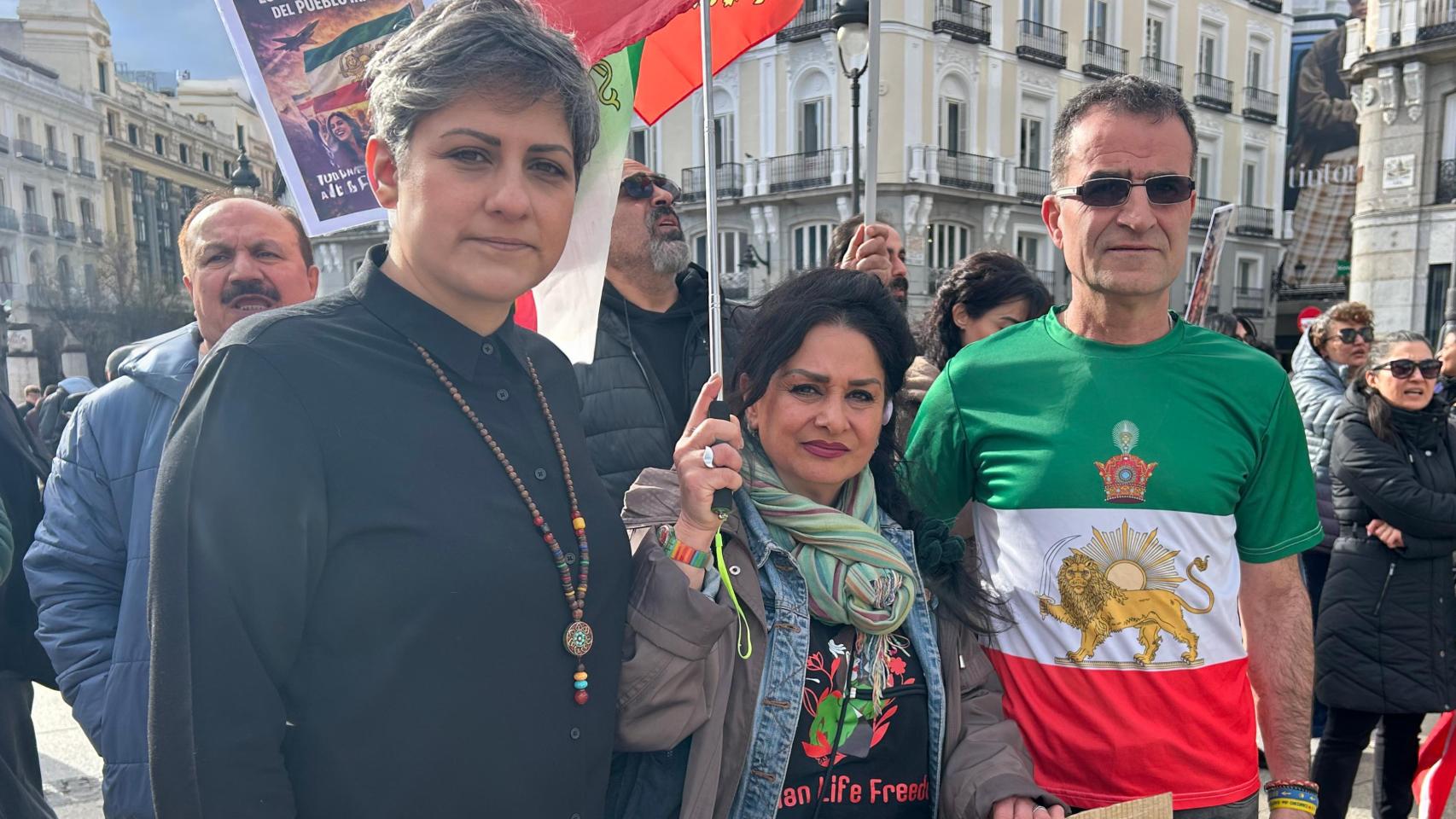 Los disidentes Arezoo Mojaverian, Nilufar Saberi y Behruz Alikhani, en una concentración en defensa del pueblo iraní.