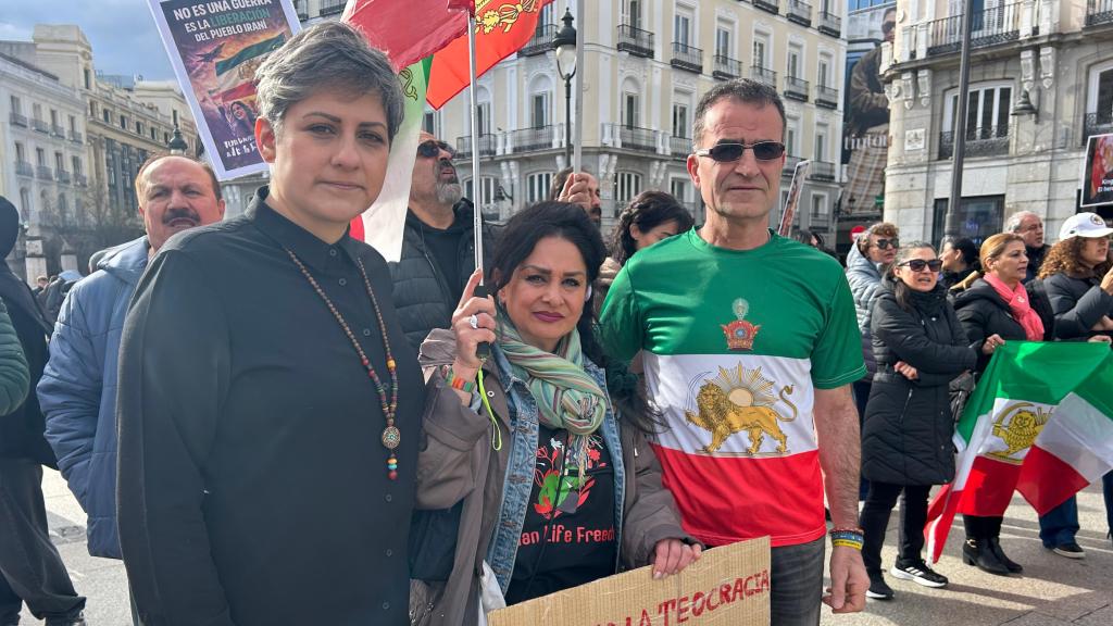 Los disidentes Arezoo Mojaverian, Nilufar Saberi y Behruz Alikhani, en una concentración en defensa del pueblo iraní.