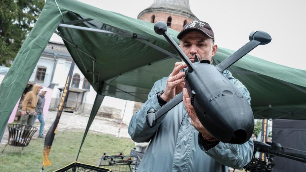 Un hombre sostiene el interceptor de drones Shahed desarrollado por ingenieros ucranianos.