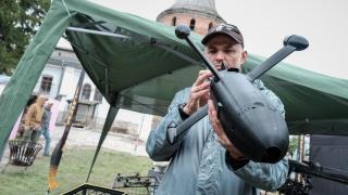 Un hombre sostiene el interceptor de drones Shahed desarrollado por ingenieros ucranianos, durante un torneo militar de drones celebrado el pasado otoño en el oeste de Ucrania.