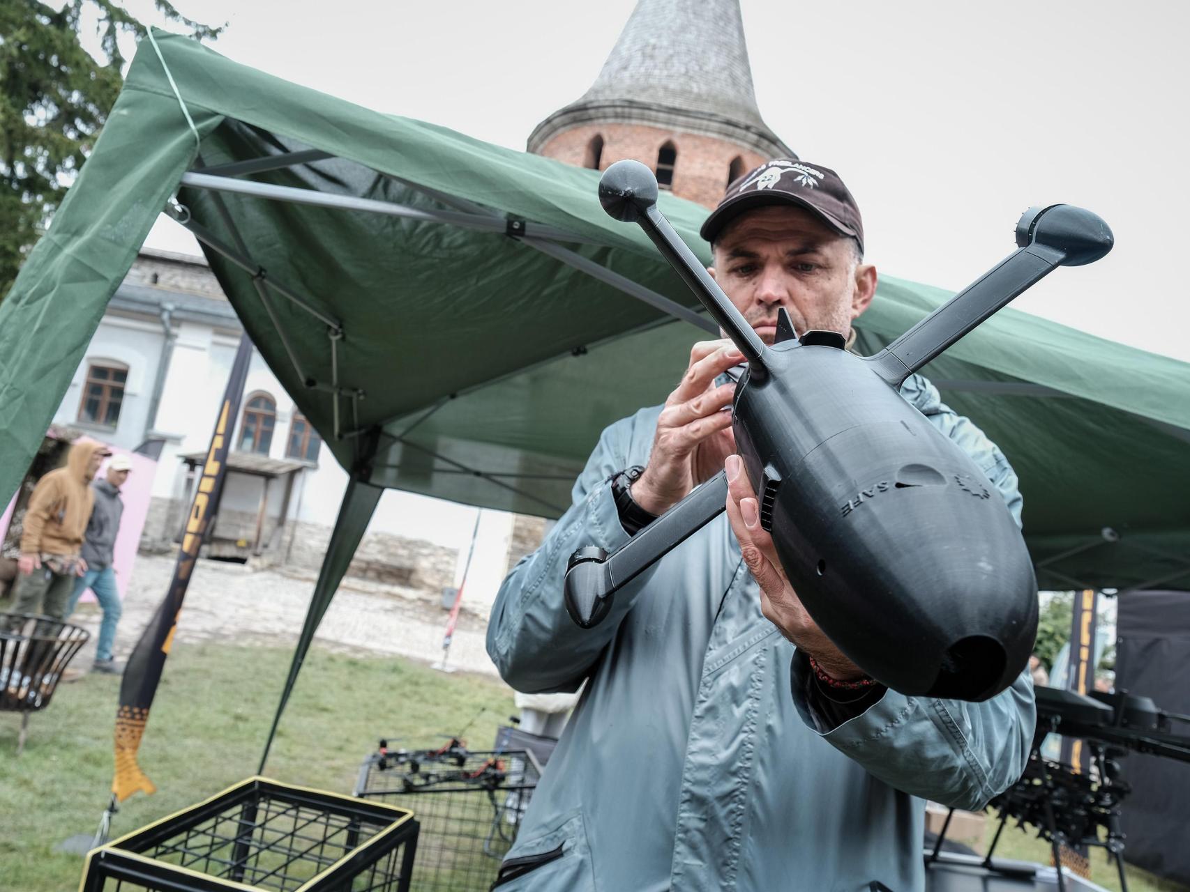 Un hombre sostiene el interceptor de drones Shahed desarrollado por ingenieros ucranianos, durante un torneo militar de drones celebrado el pasado otoño en el oeste de Ucrania.