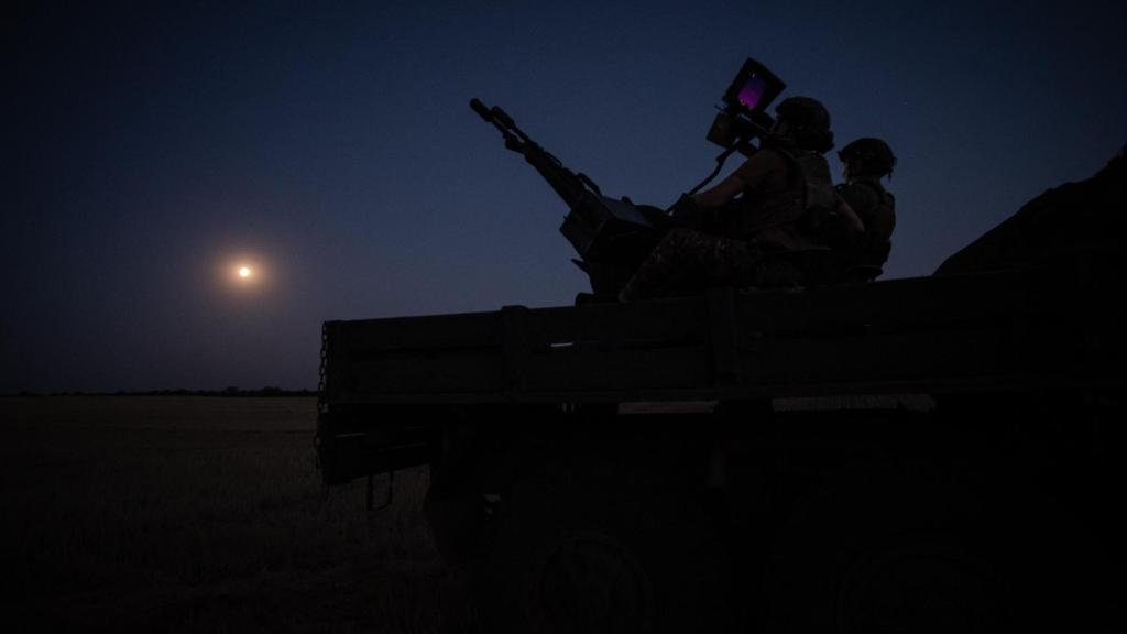 Ukrainian troops operate an air defense system at a combat position in Kherson, during one of the nights in which Russia launched more than 700 drones against Ukraine last year