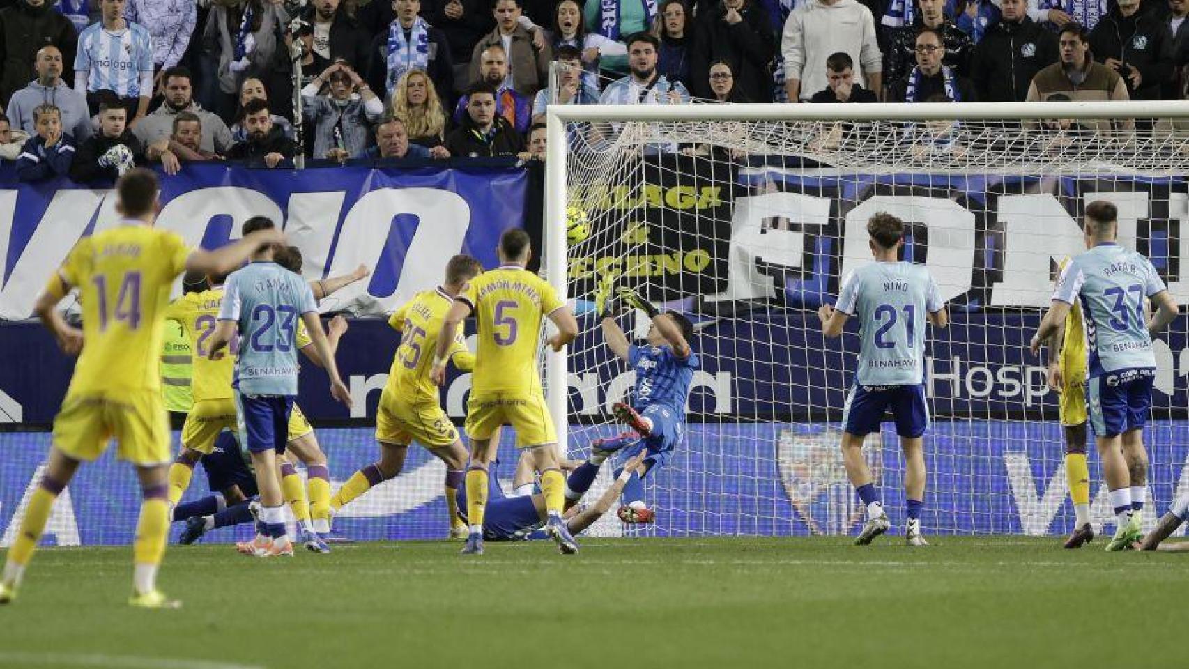 El balón se cuela en la portería de Alfonso Herrero en el Málaga CF 3-3 Real Valladolid de Segunda División.