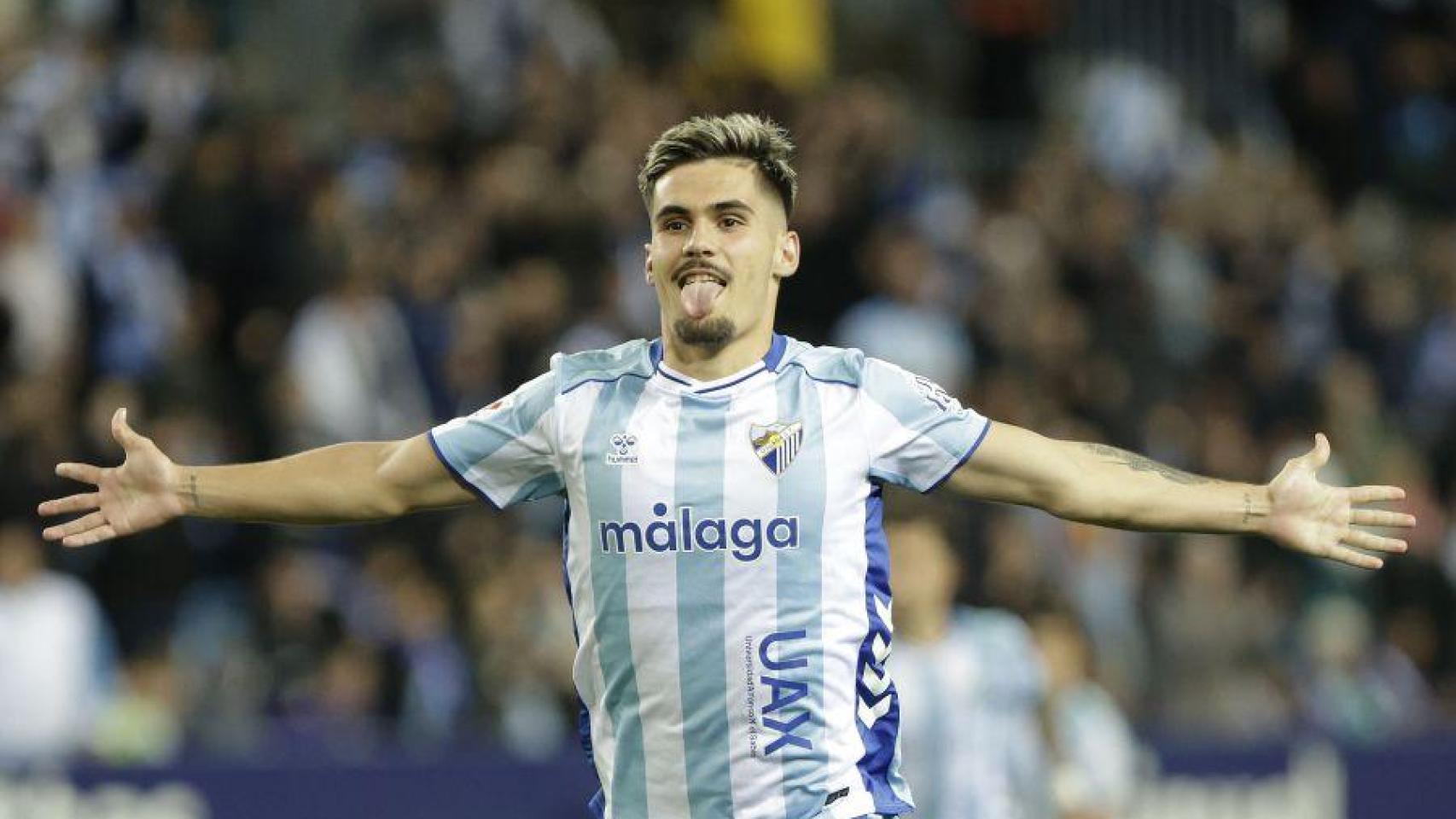 Chupe celebra un gol con el Málaga CF en La Rosaleda