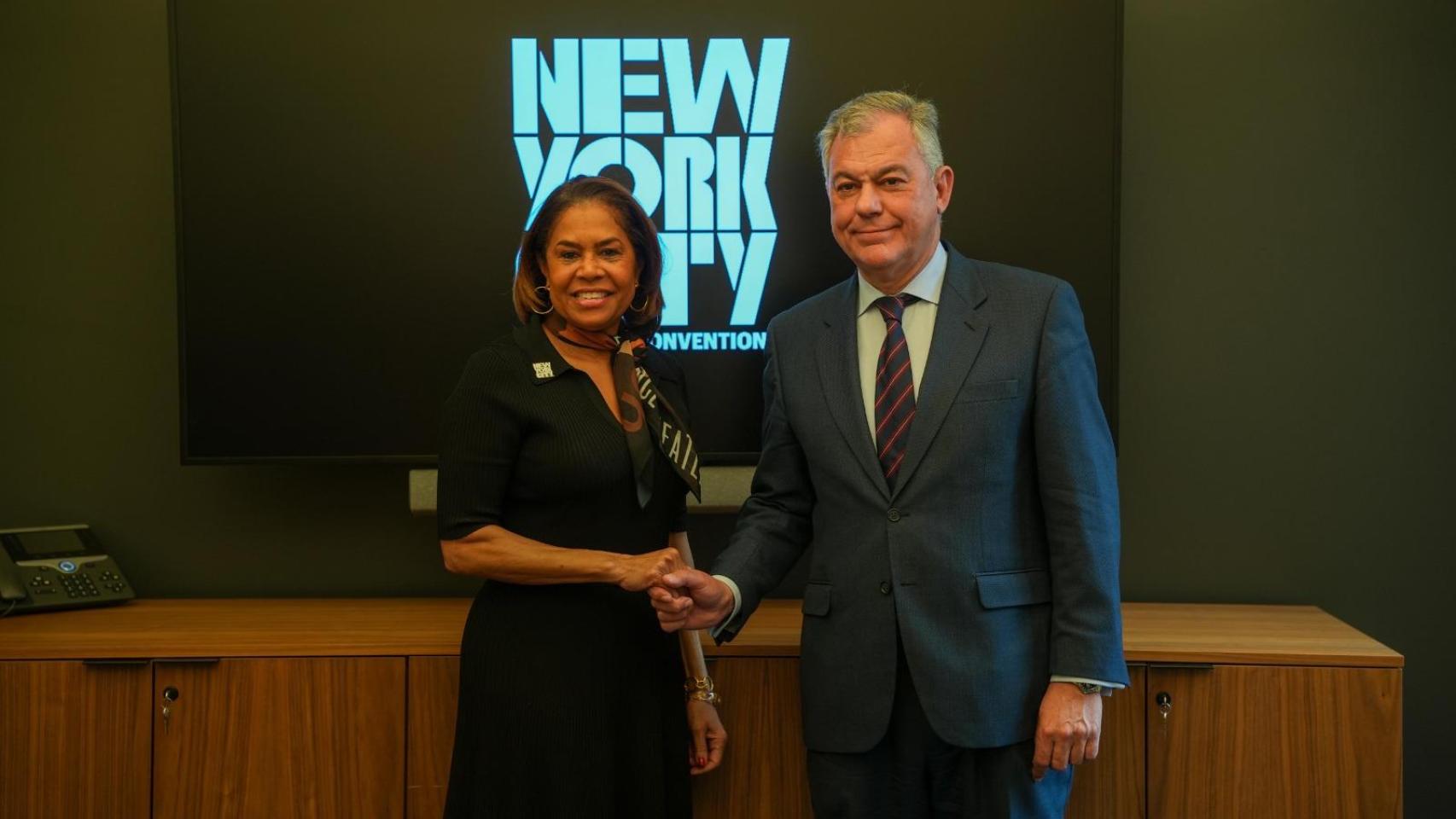 El alcalde de Sevilla con la presidenta y CEO de NYC Tourism, Julie Coker, en las oficinas del organismo situadas en el Rockefeller Center.