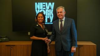 El alcalde de Sevilla con la presidenta y CEO de NYC Tourism, Julie Coker, en las oficinas del organismo situadas en el Rockefeller Center.