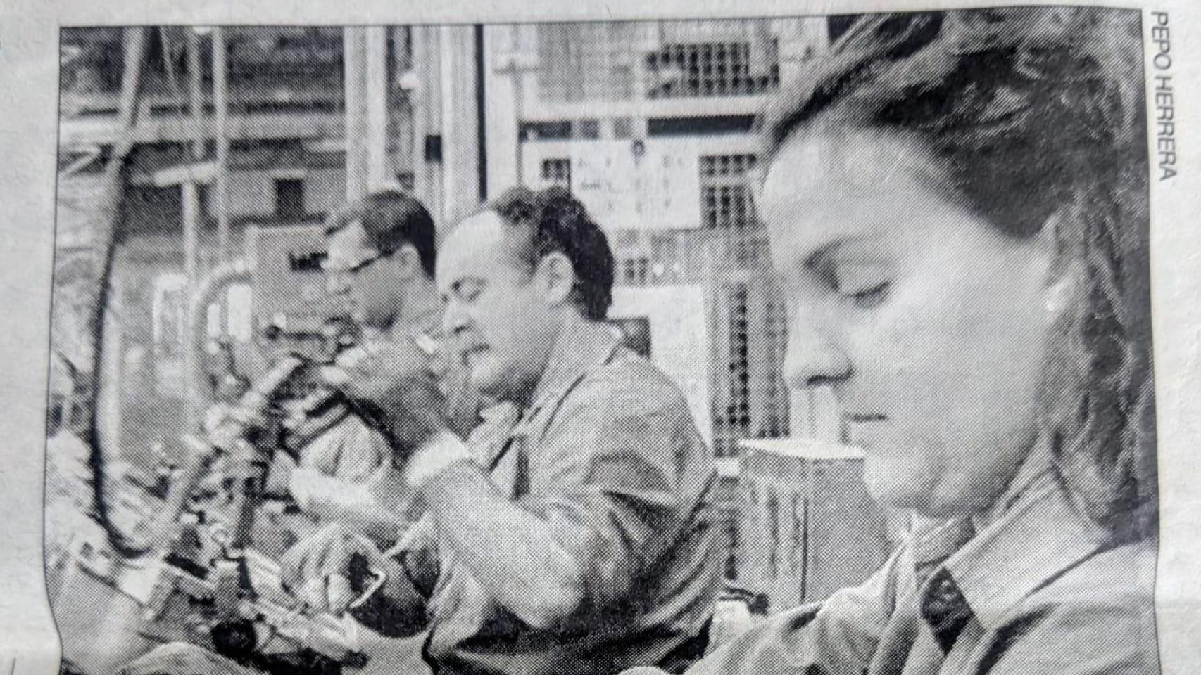 Loli Ávila, en una imagen del periódico en la Renault de Sevilla.