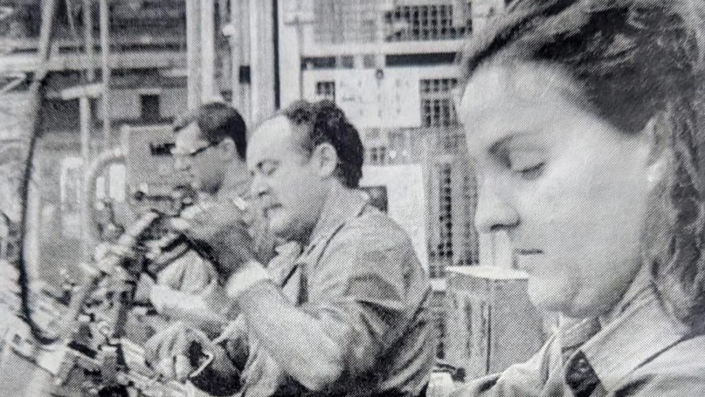 Loli Ávila, en una imagen del periódico en la Renault de Sevilla.