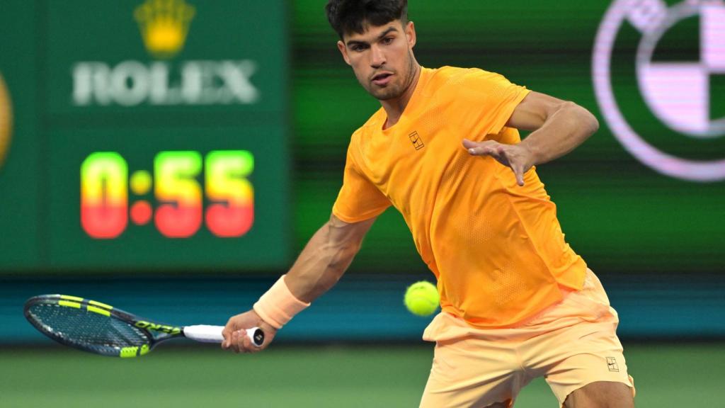 Carlos Alcaraz golpea el balón durante el partido contra Dimitrov.