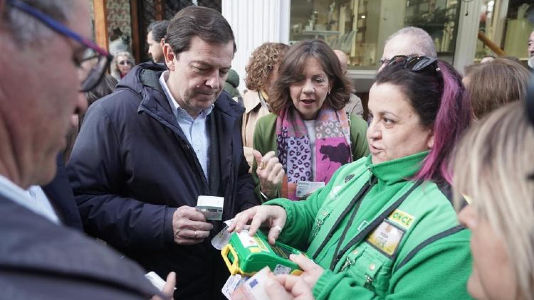 Alfonso Fernández Mañueco comprando un cupón de la ONCE en Aranda de Duero.