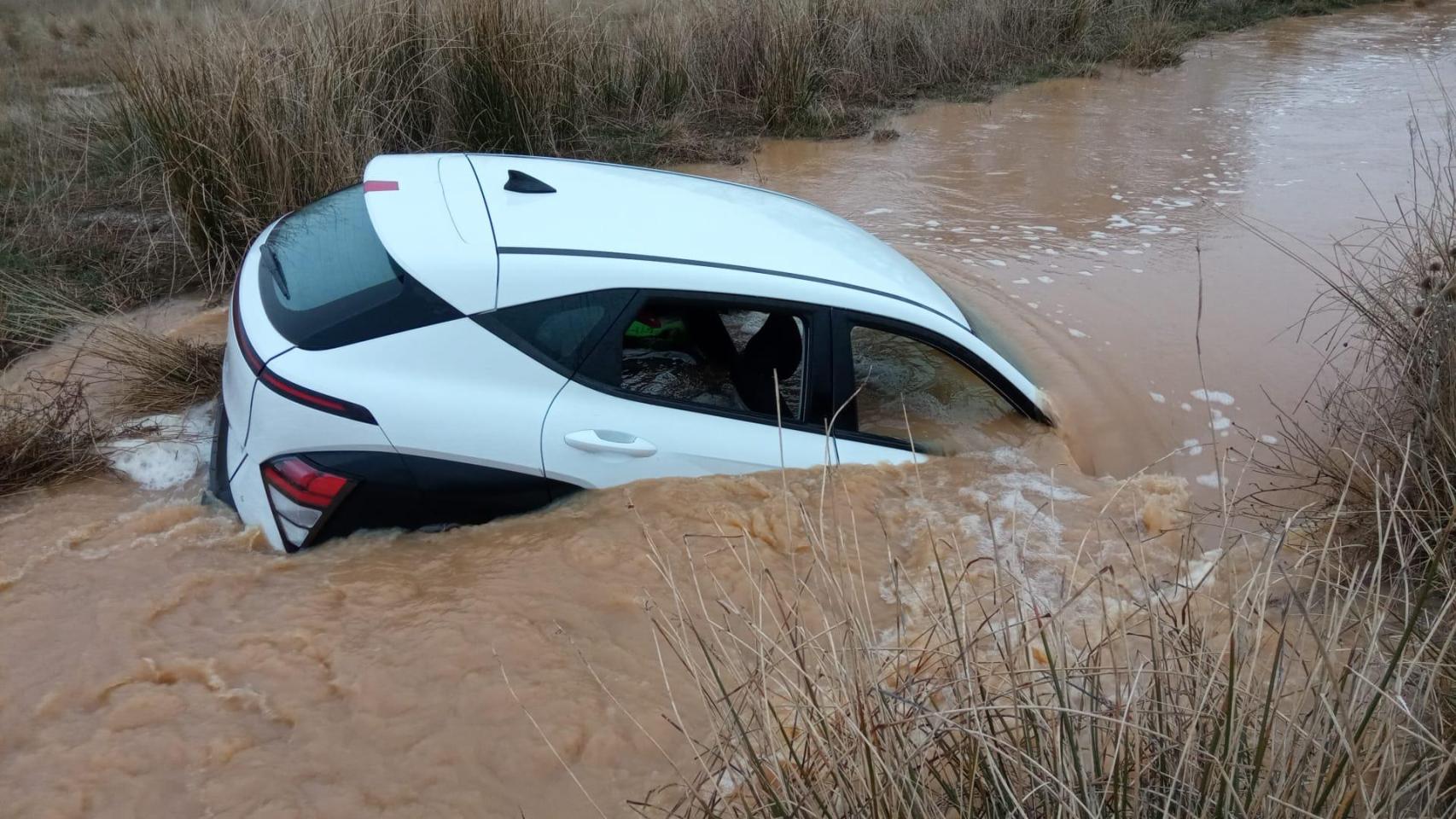 Coche arrastrado por un torrente de agua en Bello (Teruel)