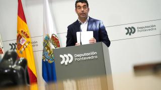 El presidente de la Deputación de Pontevedra, Luis López, en rueda de prensa
