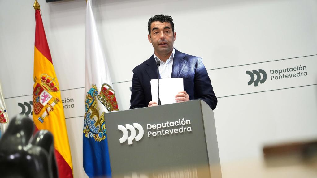 El presidente de la Deputación de Pontevedra, Luis López, en rueda de prensa