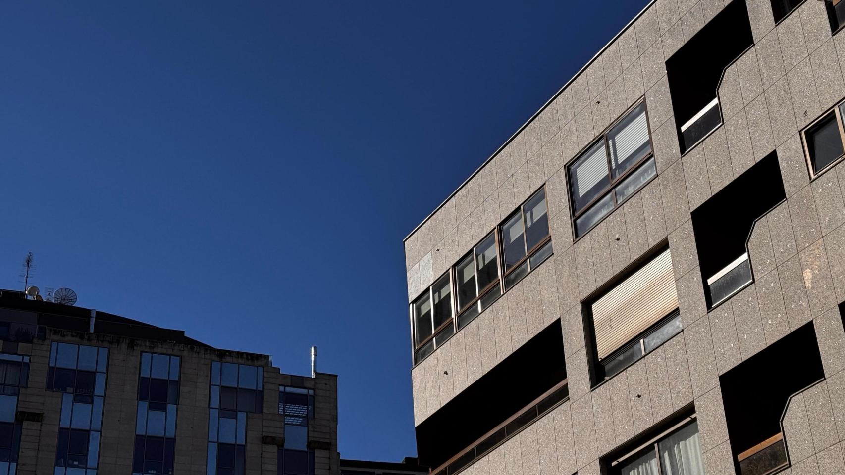 Cielo soleado en Vigo, a 8 de marzo de 2026