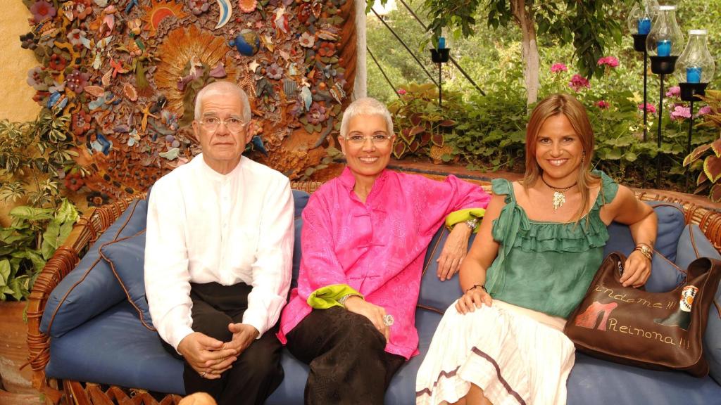 Eugenia Martínez de Irujo, con Rosa Oriol y Salvador Tous, fundadores de Tous, en México, en 2005.