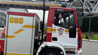 Imagen de un bombero saludando.