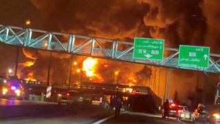 El fuego arde y el humo se eleva desde el depósito de petróleo de Aqdasieh tras ser alcanzado por un ataque, en Teherán (Irán).