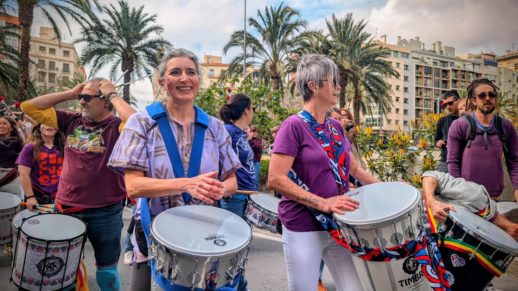 Mujeres y hombres tocando el tambor en Luceros.
