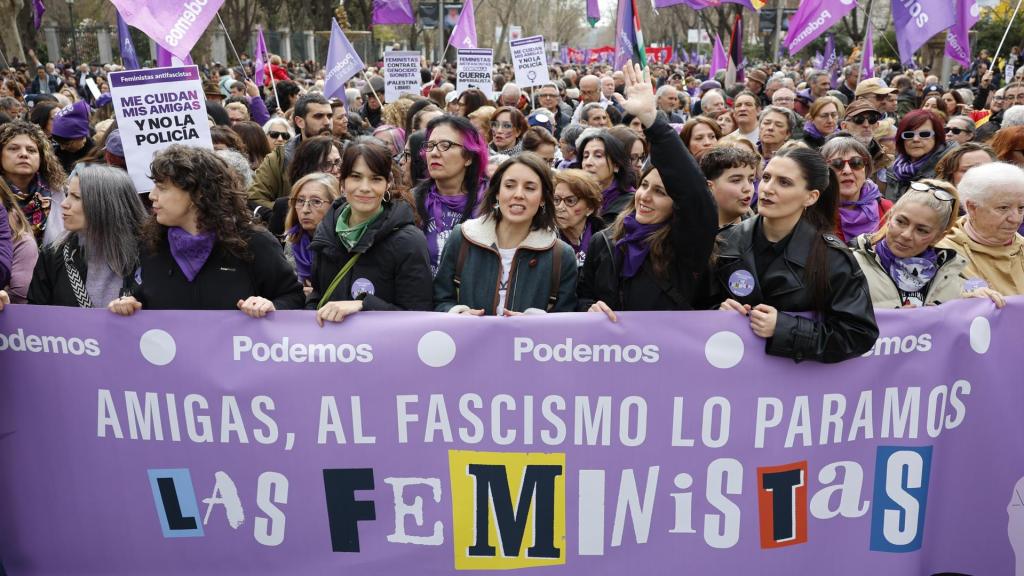 Las líderes de Unidas Podemos, Ione Belarra, Irene Montero e Isa Serra participan en la manifestación convocada por la Comisión 8M con motivo del Día de la Mujer, con el lema Amigas, al fascismo lo paramos las feministas, en Madrid este domingo.