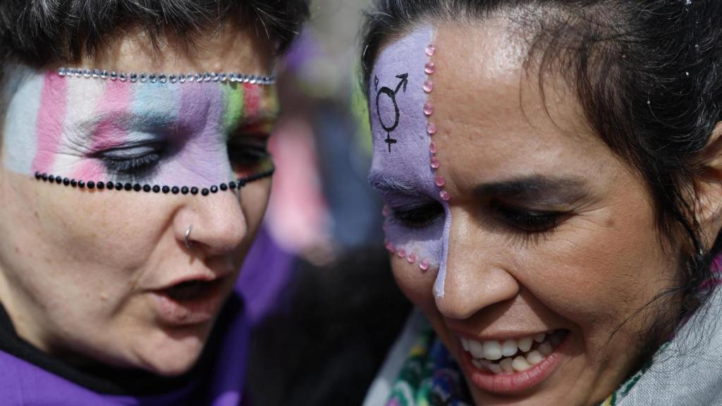 Imagen de dos participantes en la marcha de la Comisión 8M.