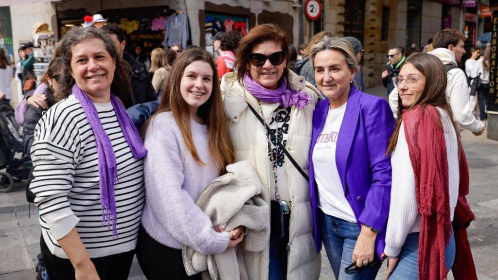 Milagros Tolón junto a varias de las asistentes en la manifestación feminista del 8M en Toledo.