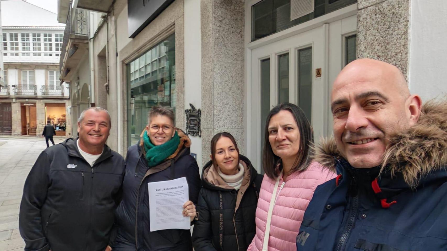 Ediles del PP recogiendo firmas.