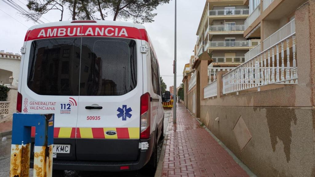 Una ambulancia a escasos metros de la zona del crimen y cercana a la residencia de la víctima en Torrevieja.