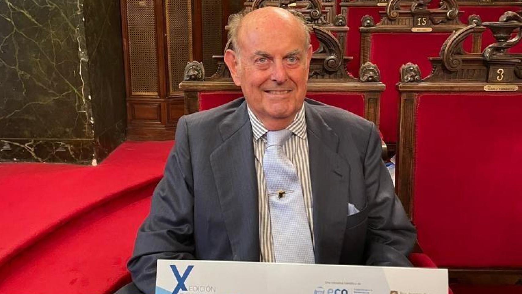 El prestigioso Hernán Cortés-Funes, en su consulta.