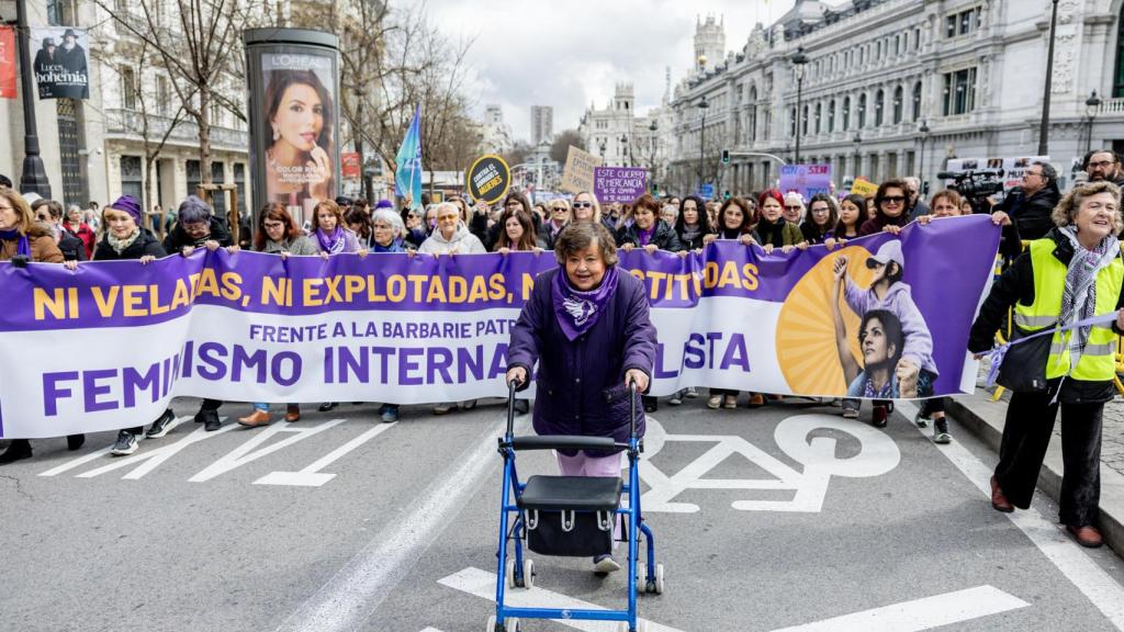 La abogada Cristina Almeida participa en la manifestación del Movimiento Feminista de Madrid.