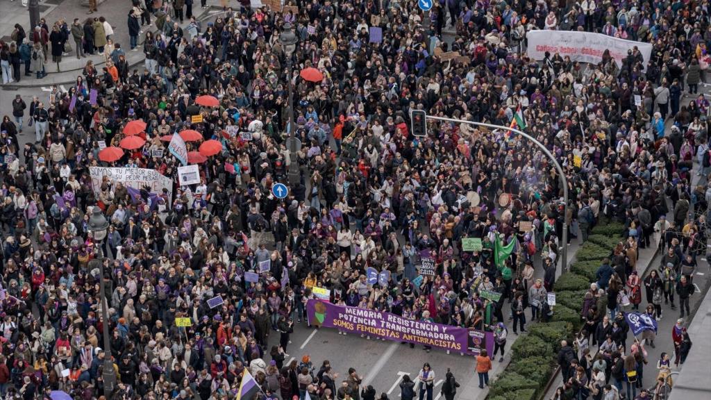 Cientos de personas durante la manifestación convocada por la Comisión 8M.