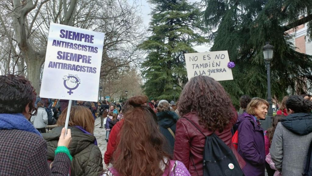 Algunos de los carteles antifascistas y antibelicistas en la marcha de la Comisión 8M.