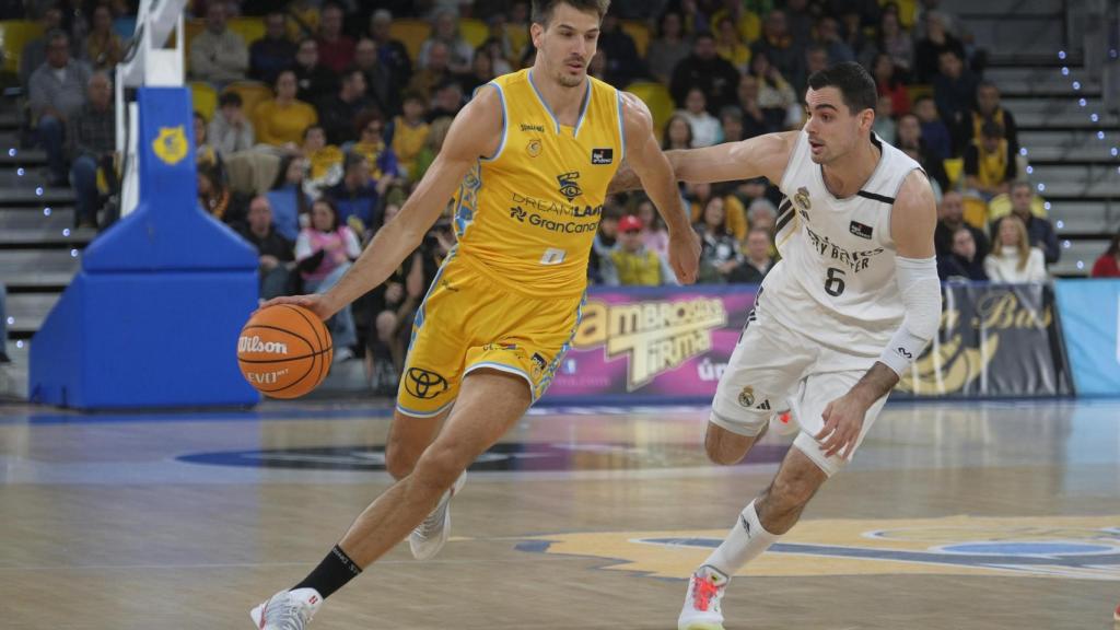 Brussino se lleva el balón ante Abalde.