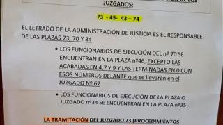Cartel de información, pegado con celo, sobre dónde se encuentran dispersos los funcionarios y los procedimientos de cuatro Juzgados civiles de Madrid./