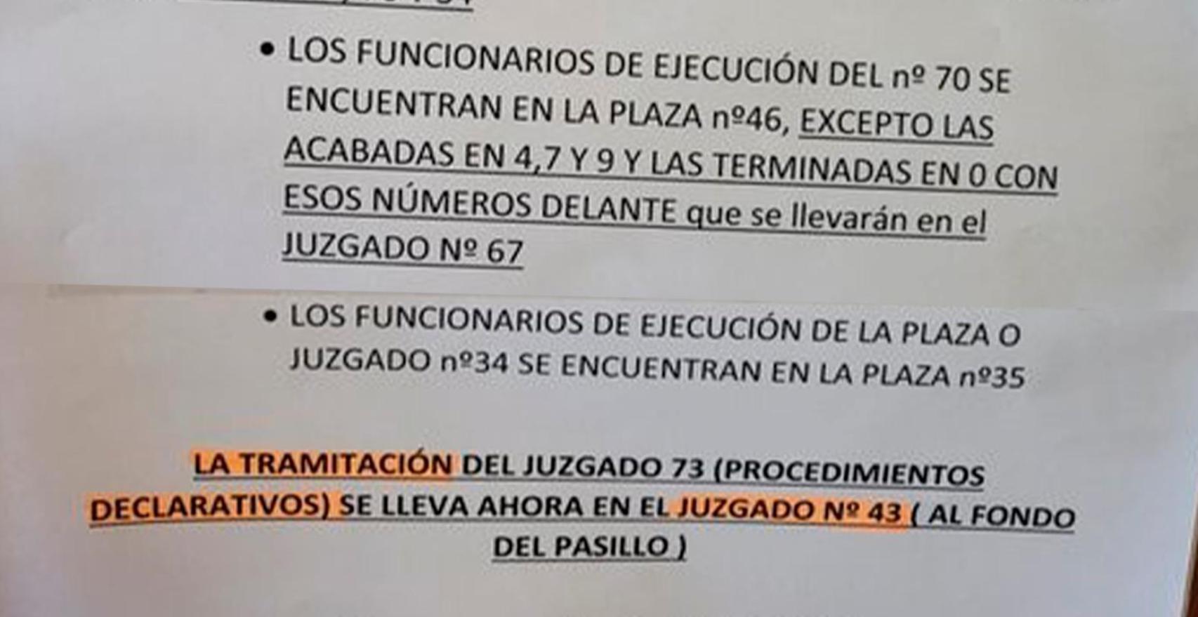 Cartel de información, pegado con celo, sobre dónde se encuentran dispersos los funcionarios y los procedimientos de cuatro Juzgados civiles de Madrid./