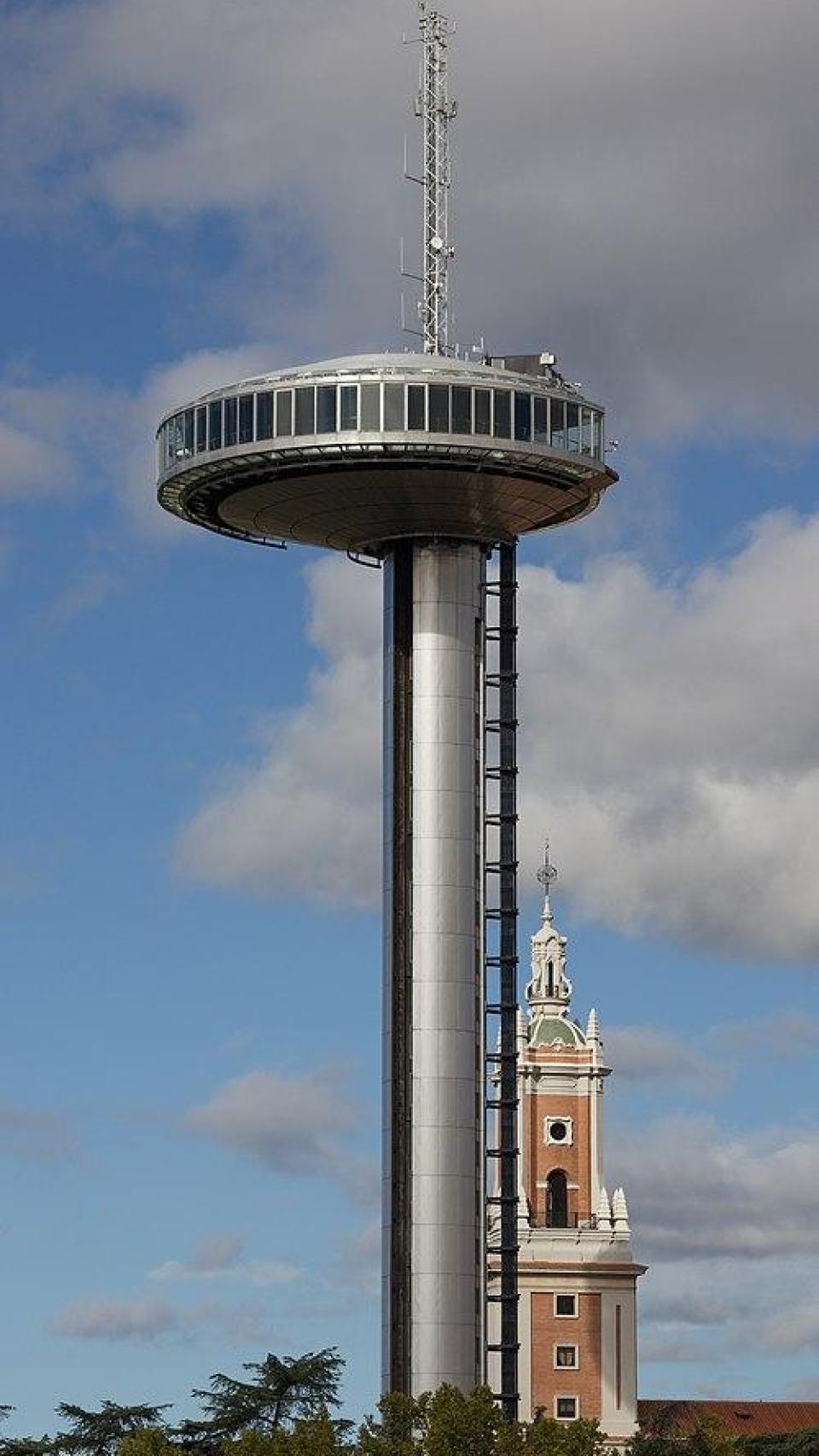 Faro de Moncloa por Carlos Delgado via wikimedia common