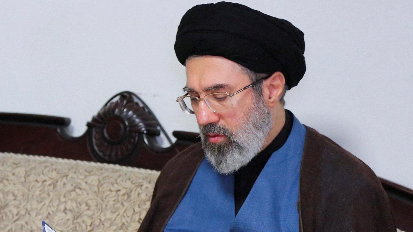 Mojtaba, segundo hijo de Alí Jamenei, durante una visita la oficina de Hezbolá en Teherán