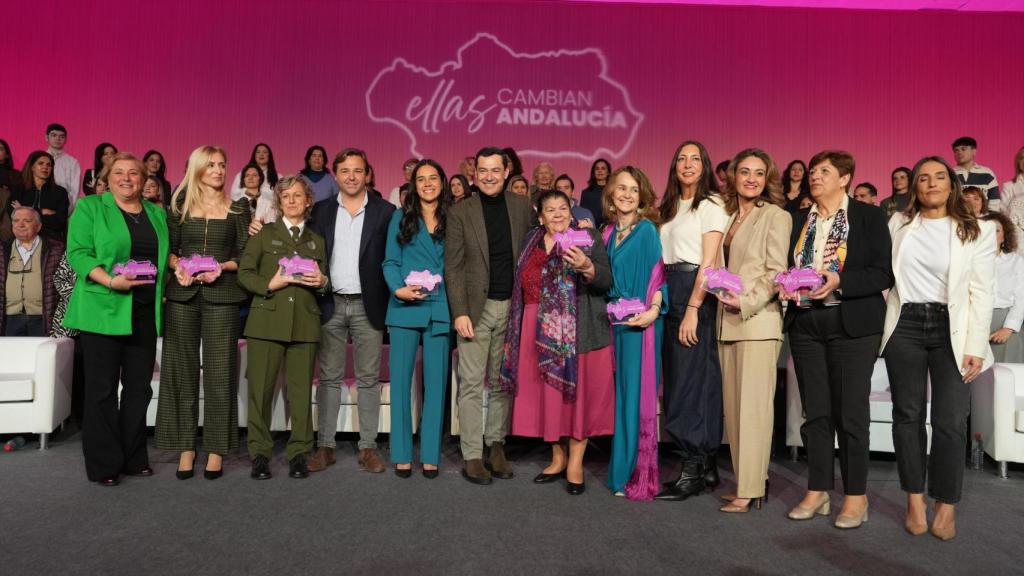 Juanma Moreno, presidente de la Junta de Andalucía, con las ocho mujeres galardonadas con los premios del PP andaluz.