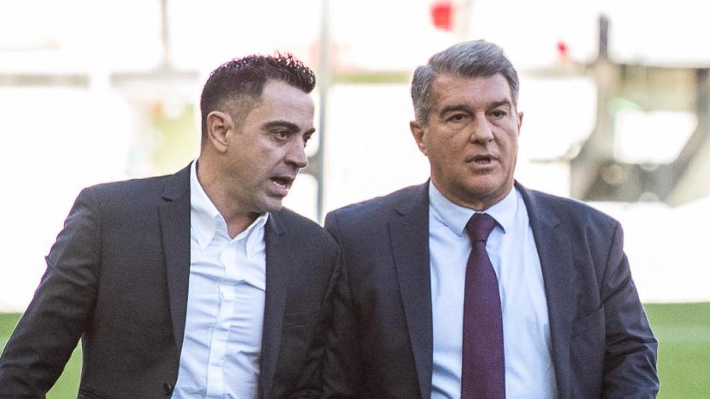 Xavi Hernández y Joan Laporta, en la presentación del primero como entrenador del Barça en 2021