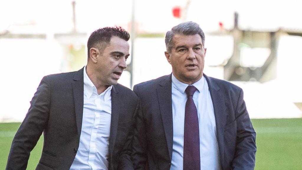 Xavi Hernández y Joan Laporta, en la presentación del primero como entrenador del Barça en 2021