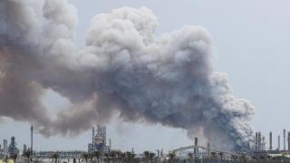 El humo se eleva tras un ataque a la refinería de petróleo Bapco, en medio del conflicto entre Estados Unidos e Israel con Irán, en la isla de Sitra, Bahréin.