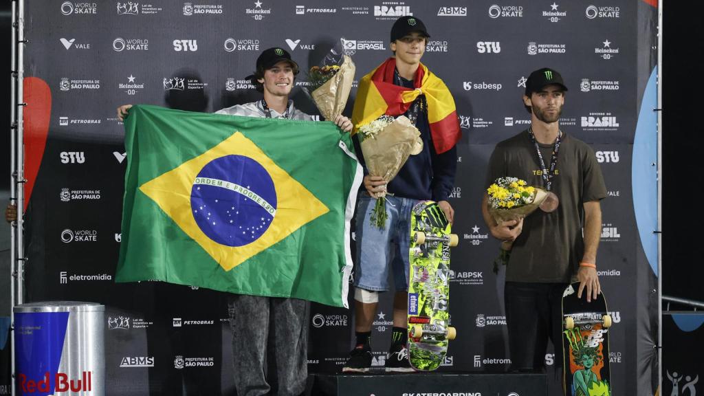 Egoitz Bijueska, en lo alto del podio del Mundial de skate