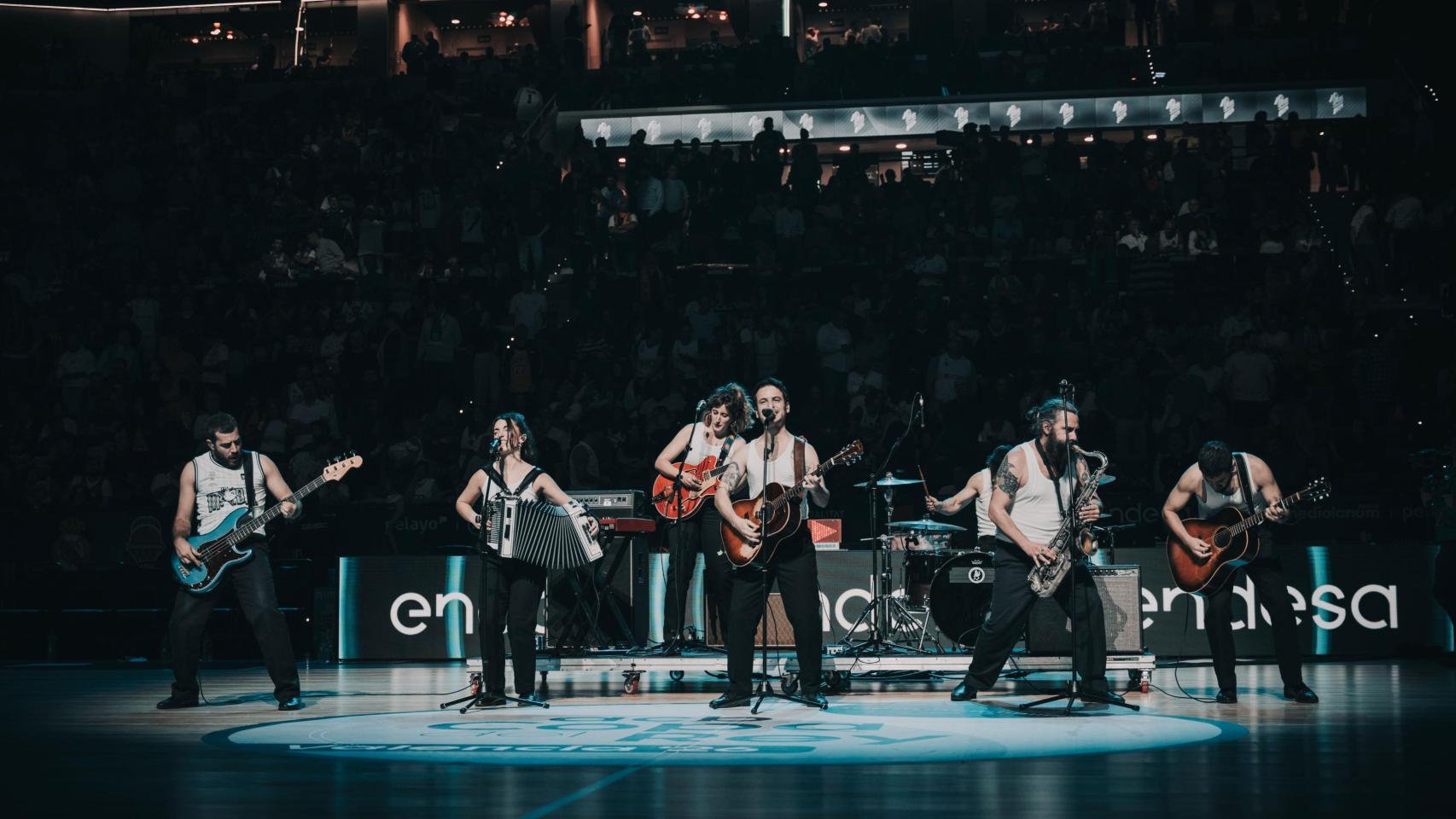 Los ‘Héroes del sábado’ en Valencia: La M.O.D.A. y DJ Nano convierten la Copa del Rey de baloncesto en concierto colectivo