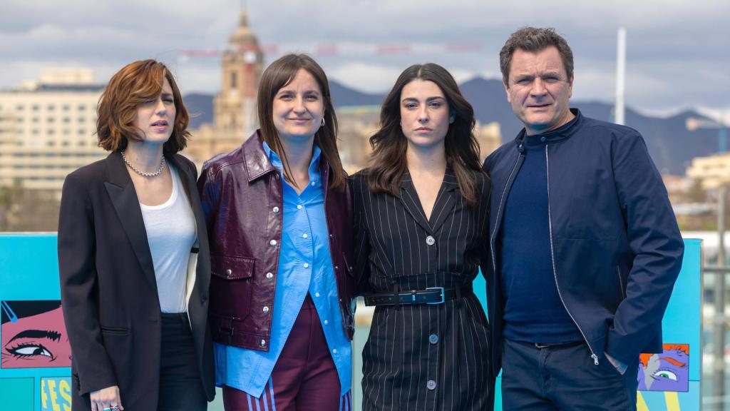 La directora Laura Alonso y los intérpretes Alba Sáez, Marina Salas y Álex Brendemühl posan en Málaga. Foto: EFE/Álvaro Cabrera